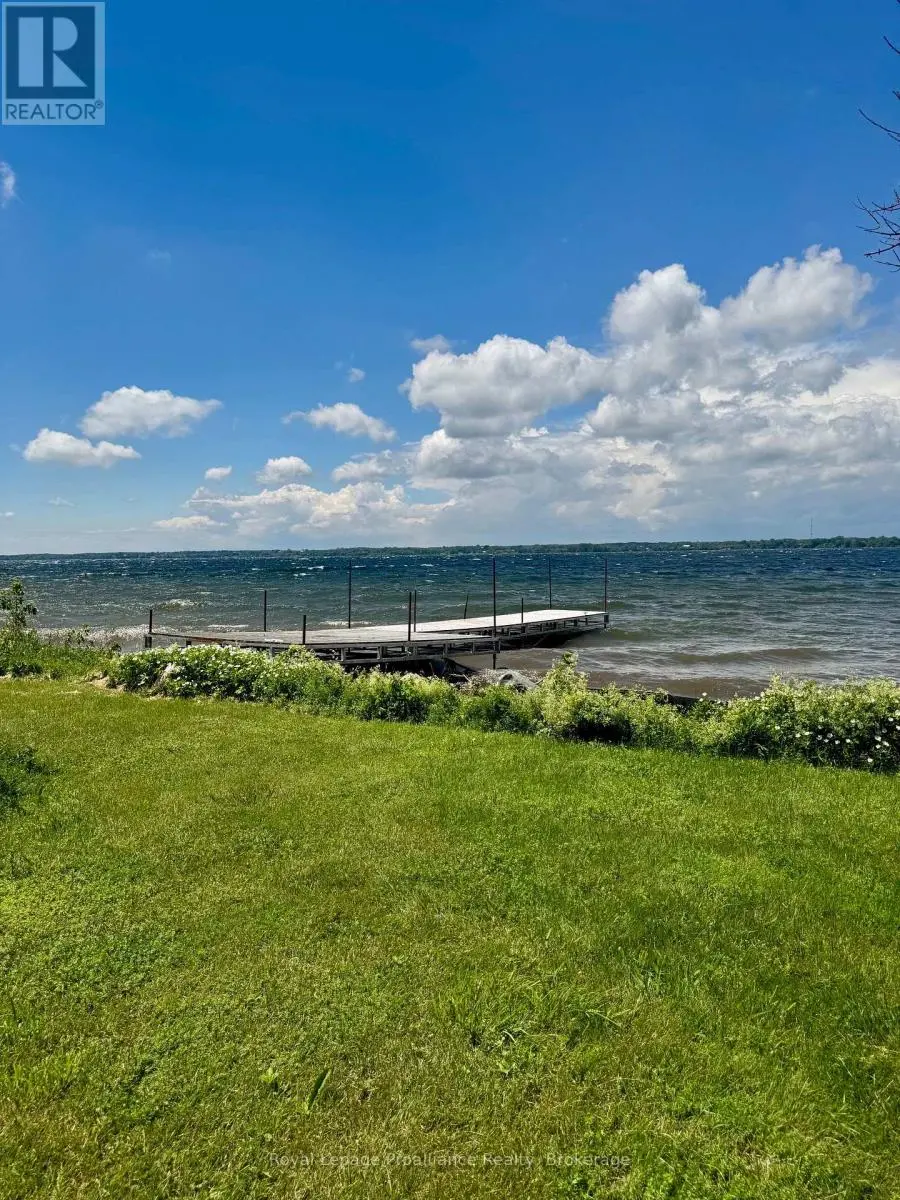 33 Prinyers Cove Crescent, Prince Edward County (North Marysburg Ward)