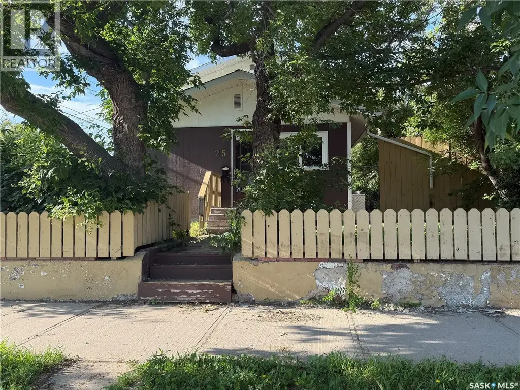 25 Home Street W, Moose Jaw