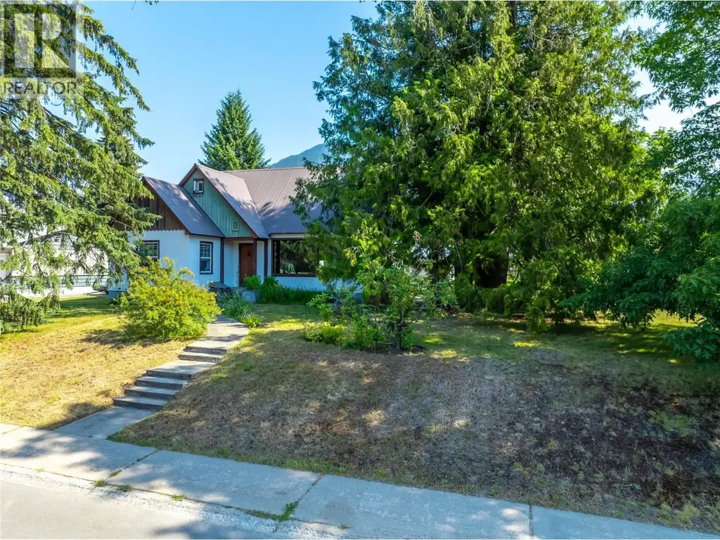 422 Ninth Street E, Revelstoke
