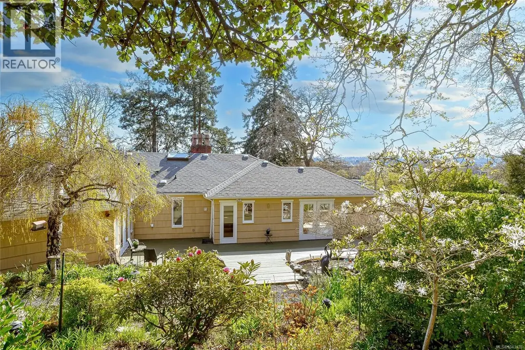 1184 Clovelly Terr, Saanich
