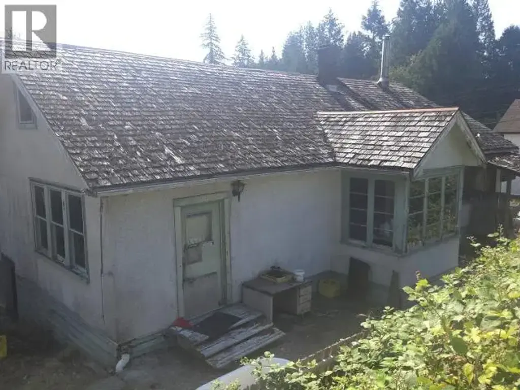 6889 Drake Street, Powell River