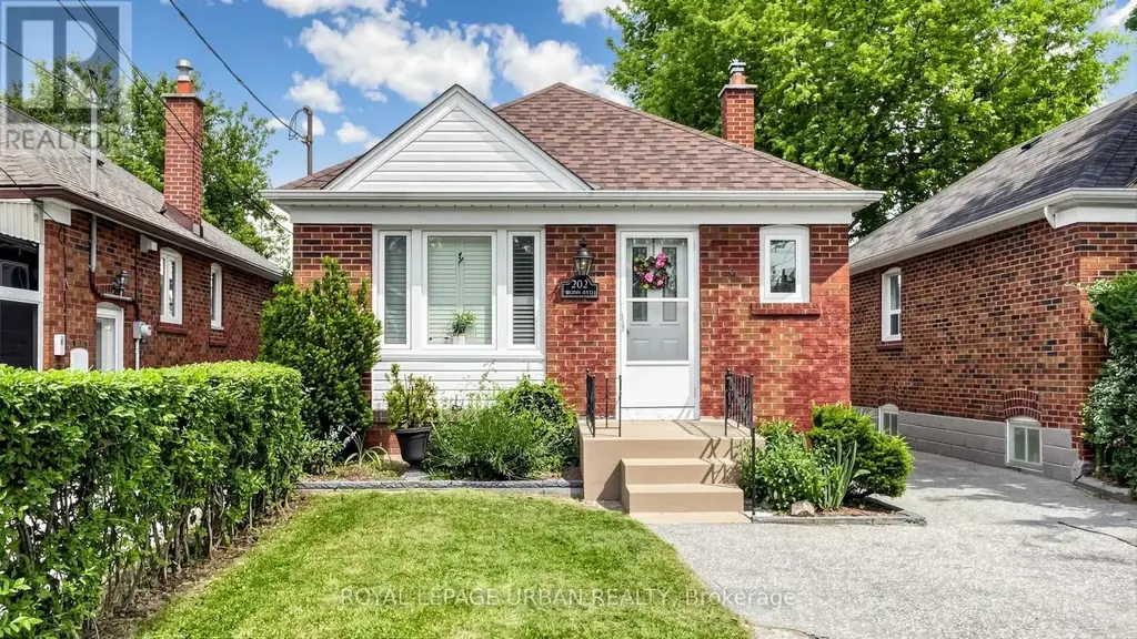 202 Virginia Avenue, Toronto (Woodbine-Lumsden)