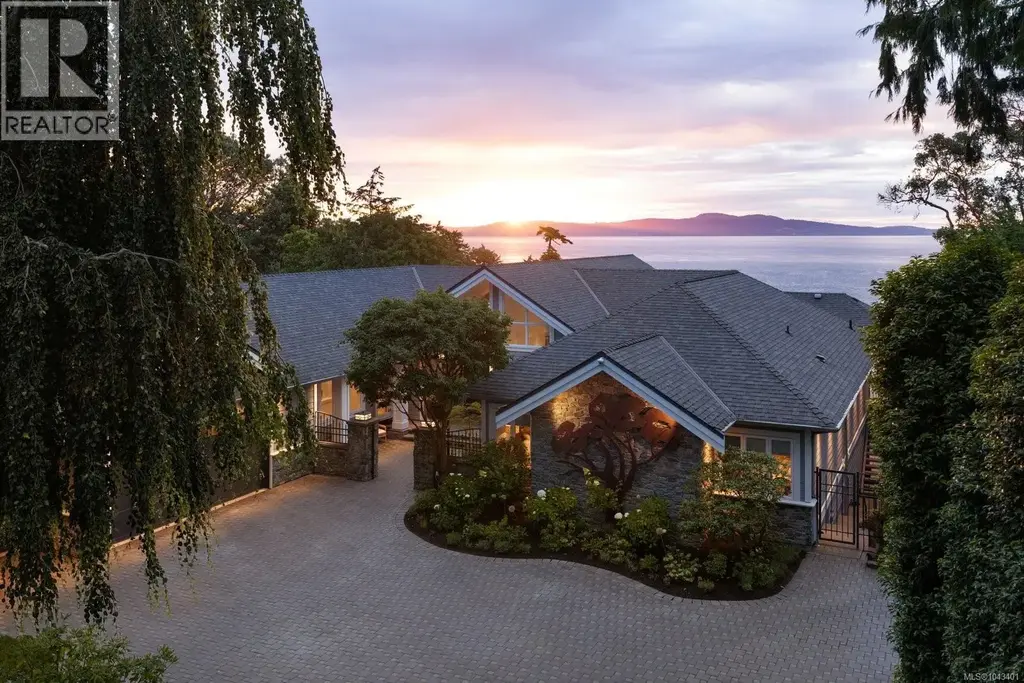 2226 Arbutus Rd, Saanich