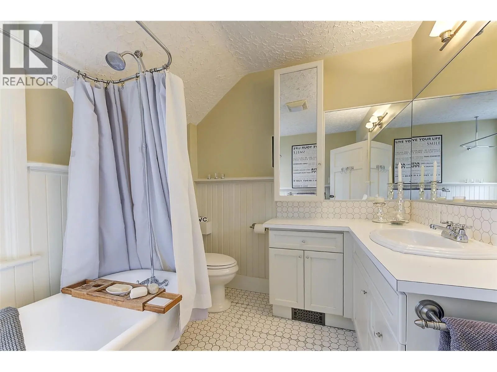 1537 Lakeview Street. Kelowna, British Columbia