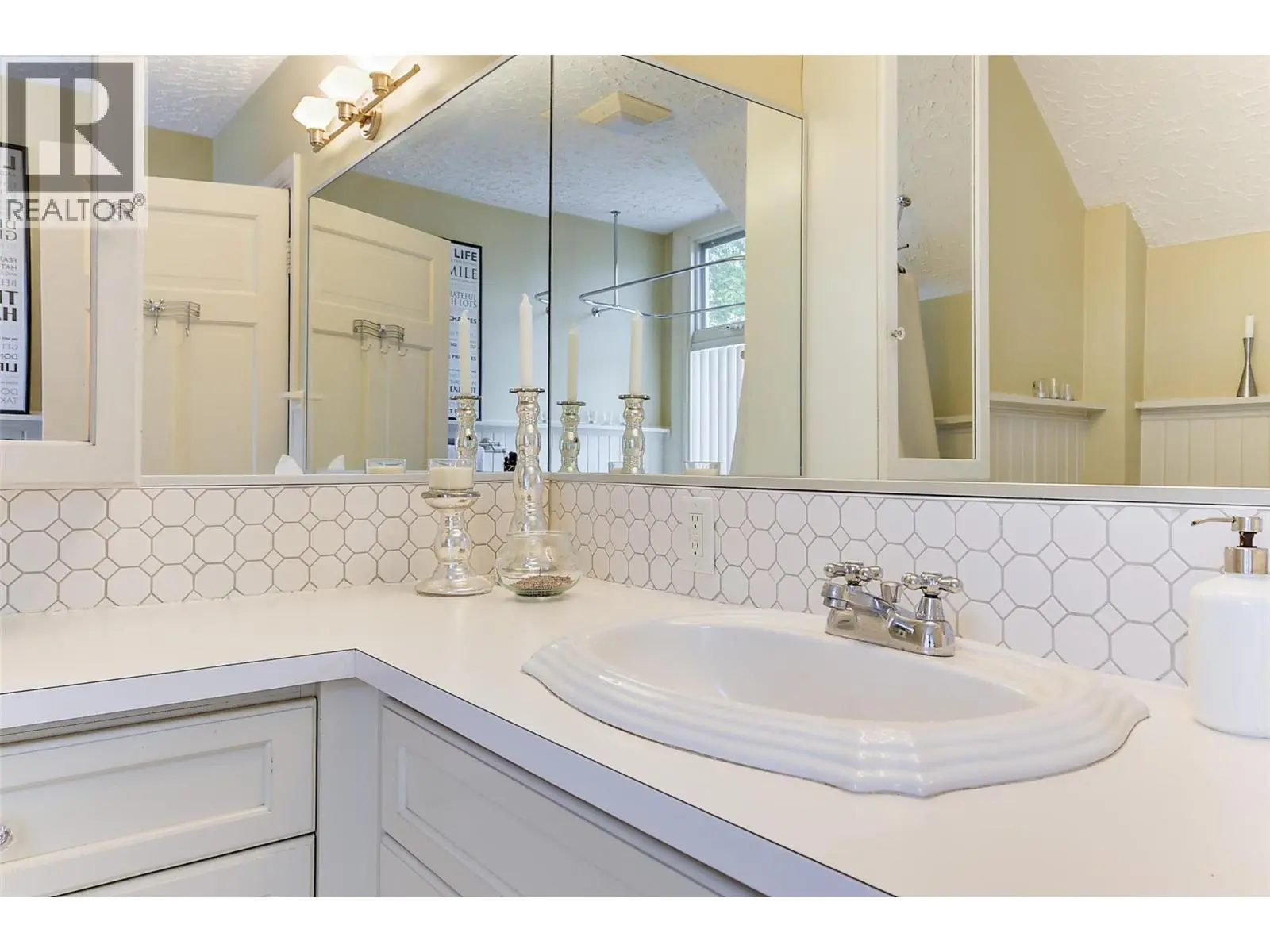 1537 Lakeview Street. Kelowna, British Columbia