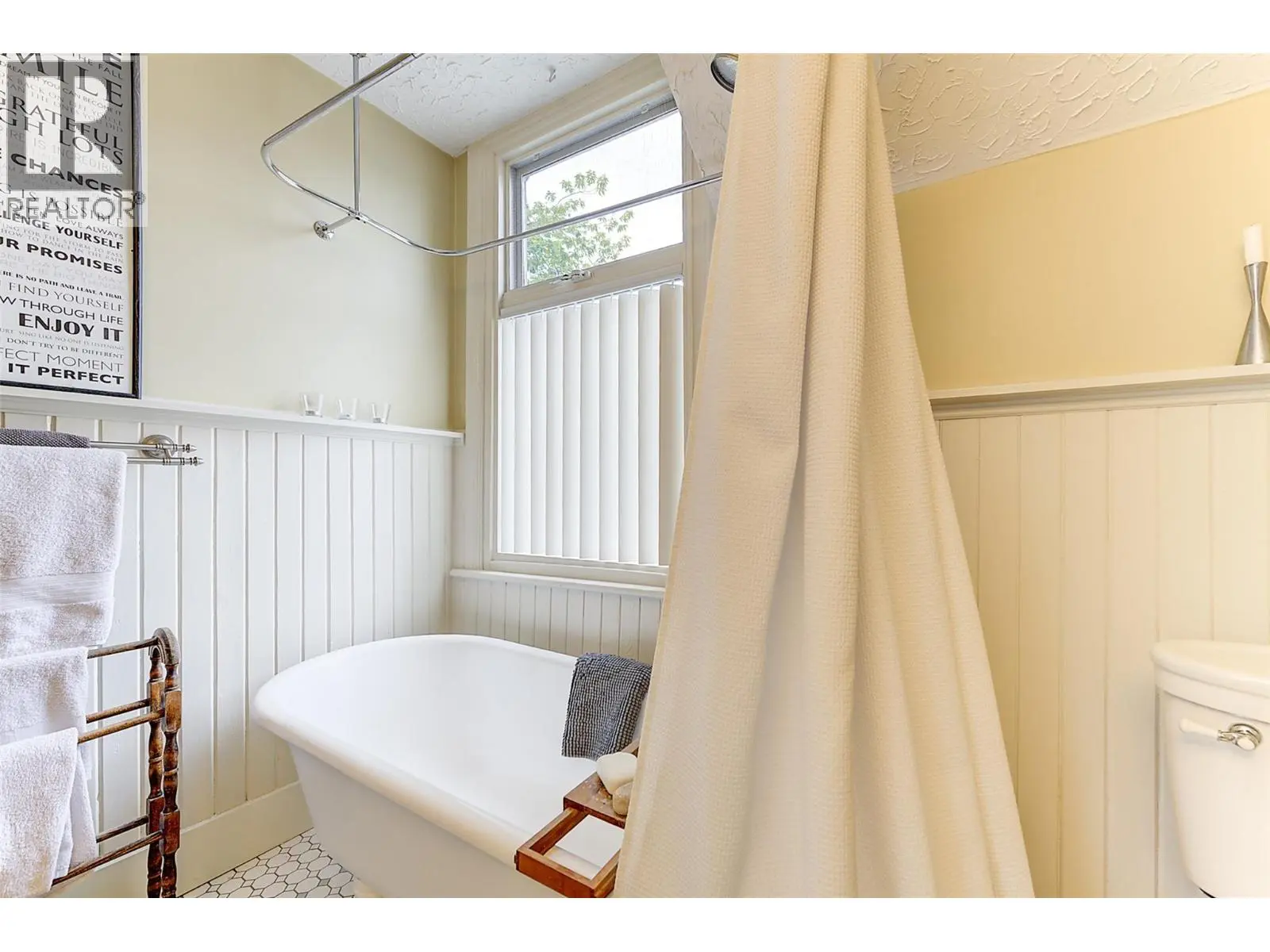 1537 Lakeview Street. Kelowna, British Columbia