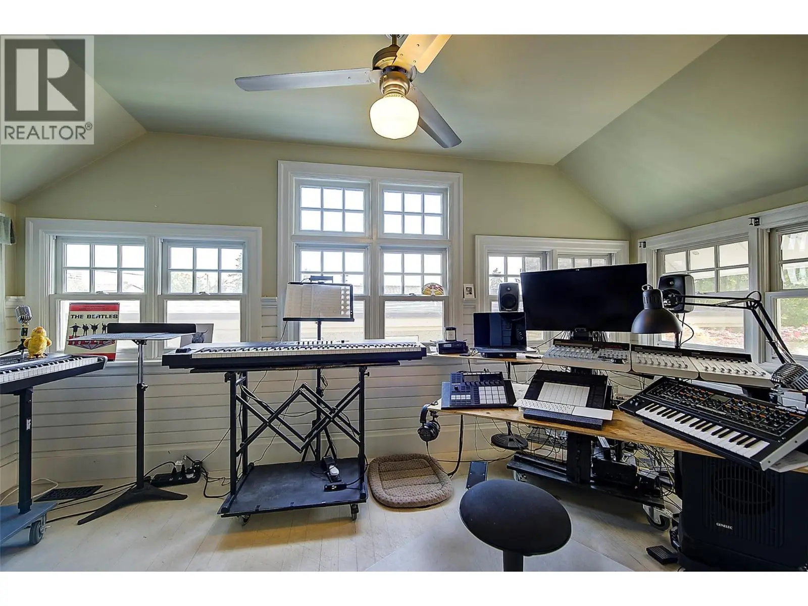 1537 Lakeview Street. Kelowna, British Columbia