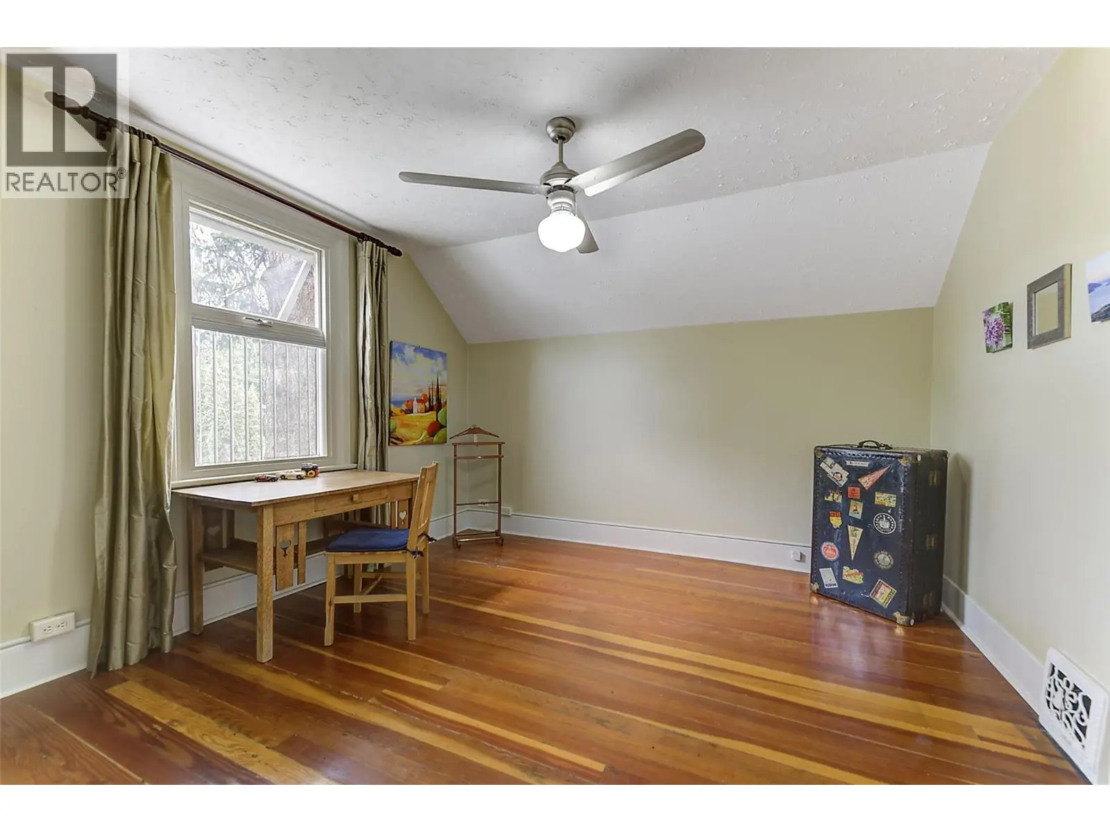 1537 Lakeview Street. Kelowna, British Columbia