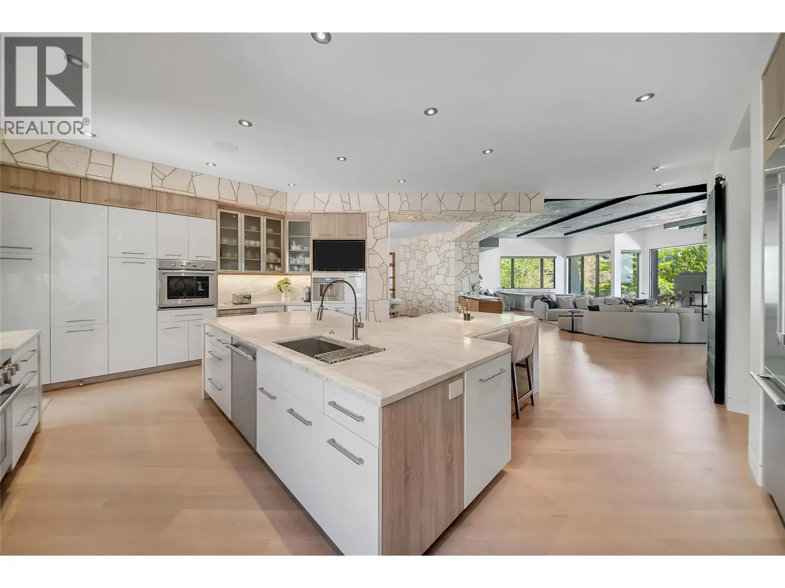 732 Highpointe Place. Kelowna, British Columbia