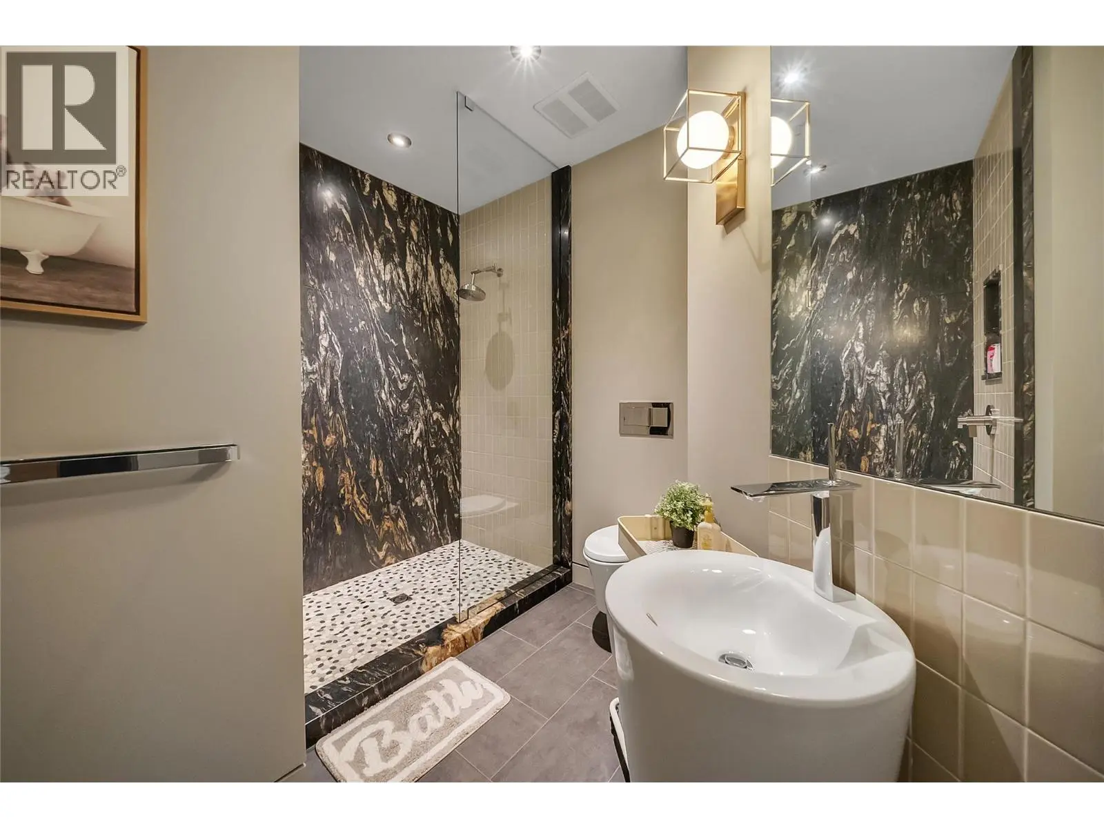 732 Highpointe Place. Kelowna, British Columbia