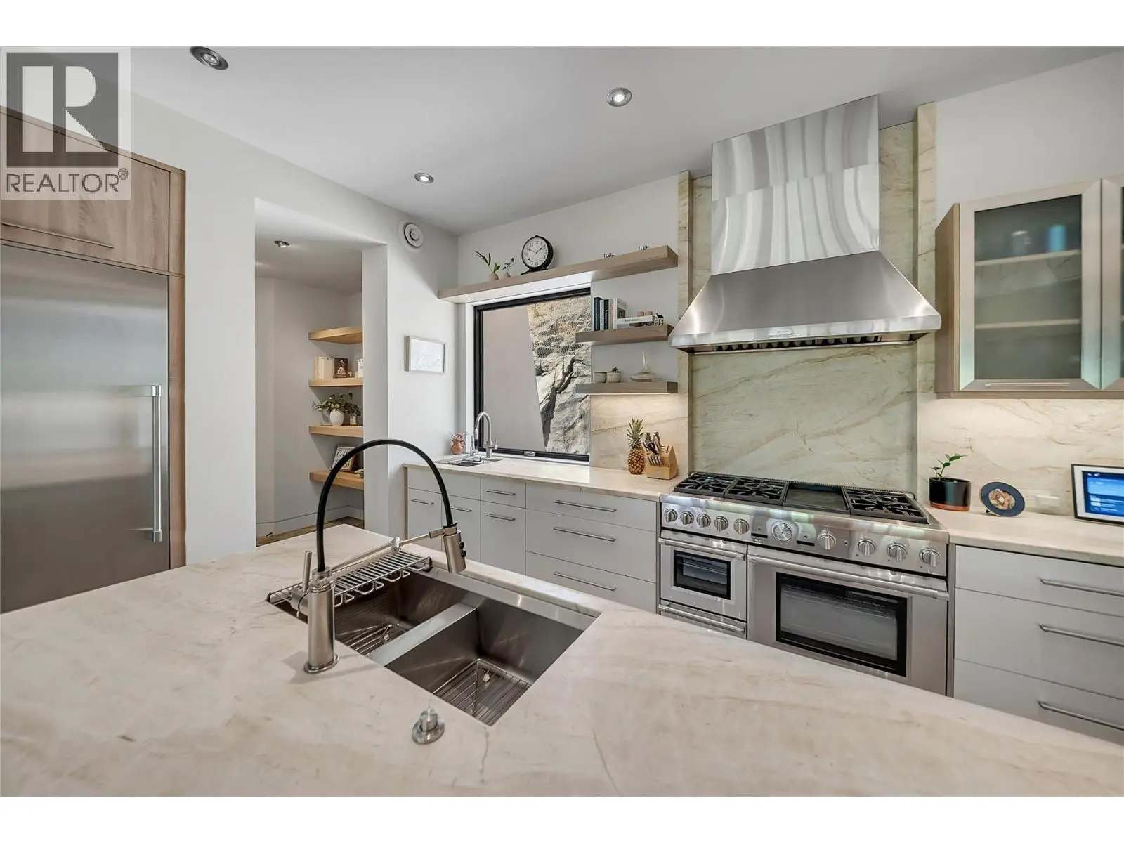732 Highpointe Place. Kelowna, British Columbia