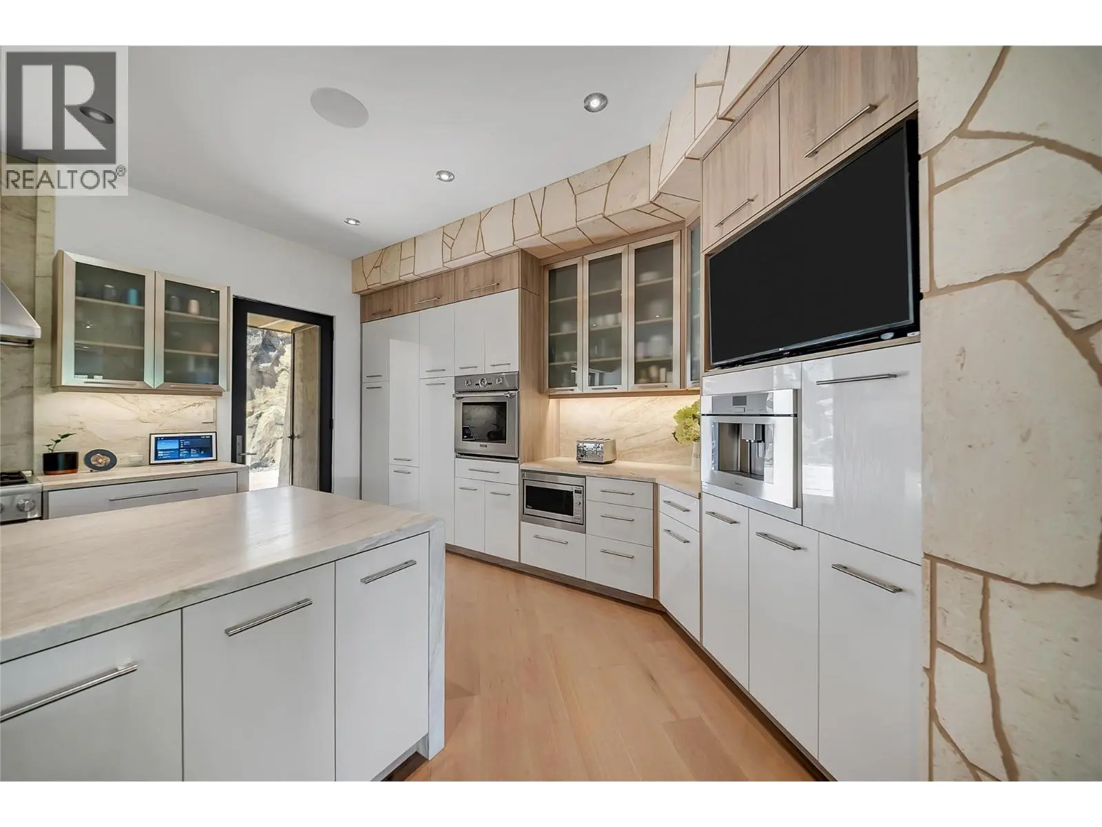 732 Highpointe Place. Kelowna, British Columbia