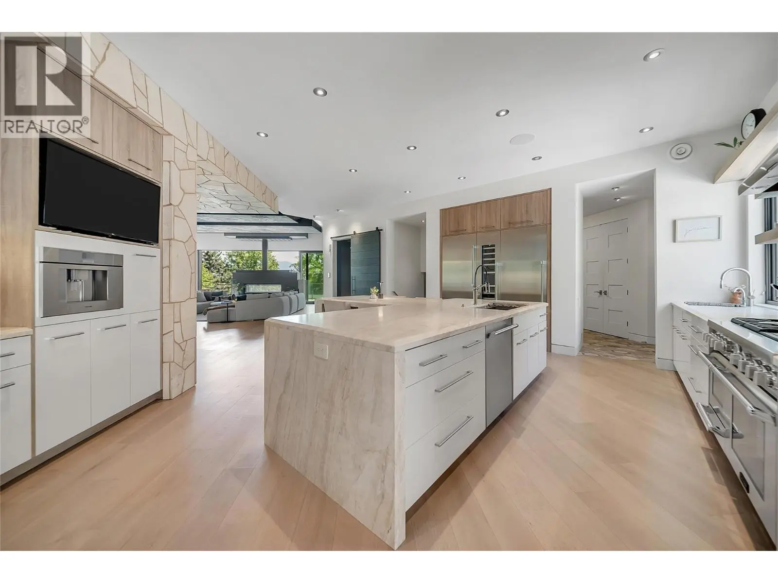 732 Highpointe Place. Kelowna, British Columbia