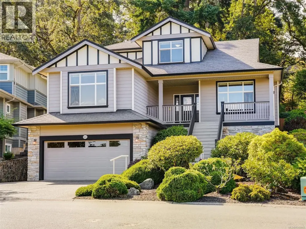 809 Rogers Way, Saanich