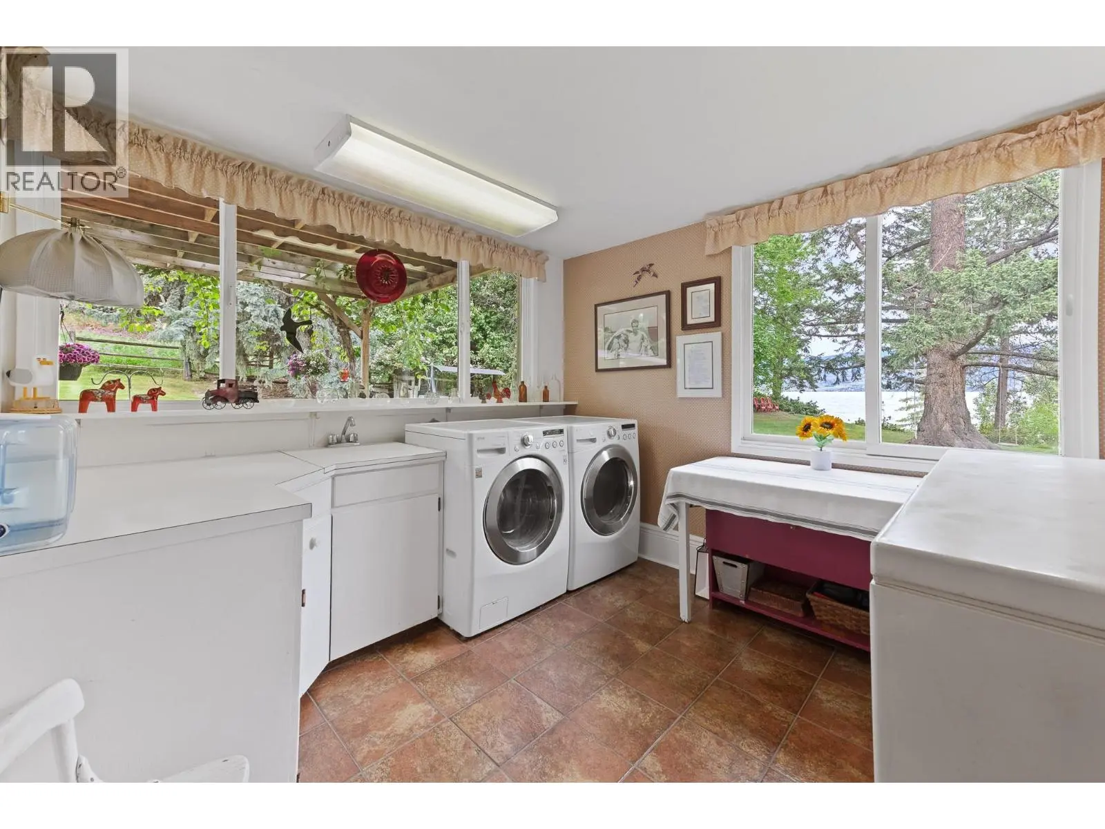 4852-4858 Lakeshore Road. Kelowna, British Columbia