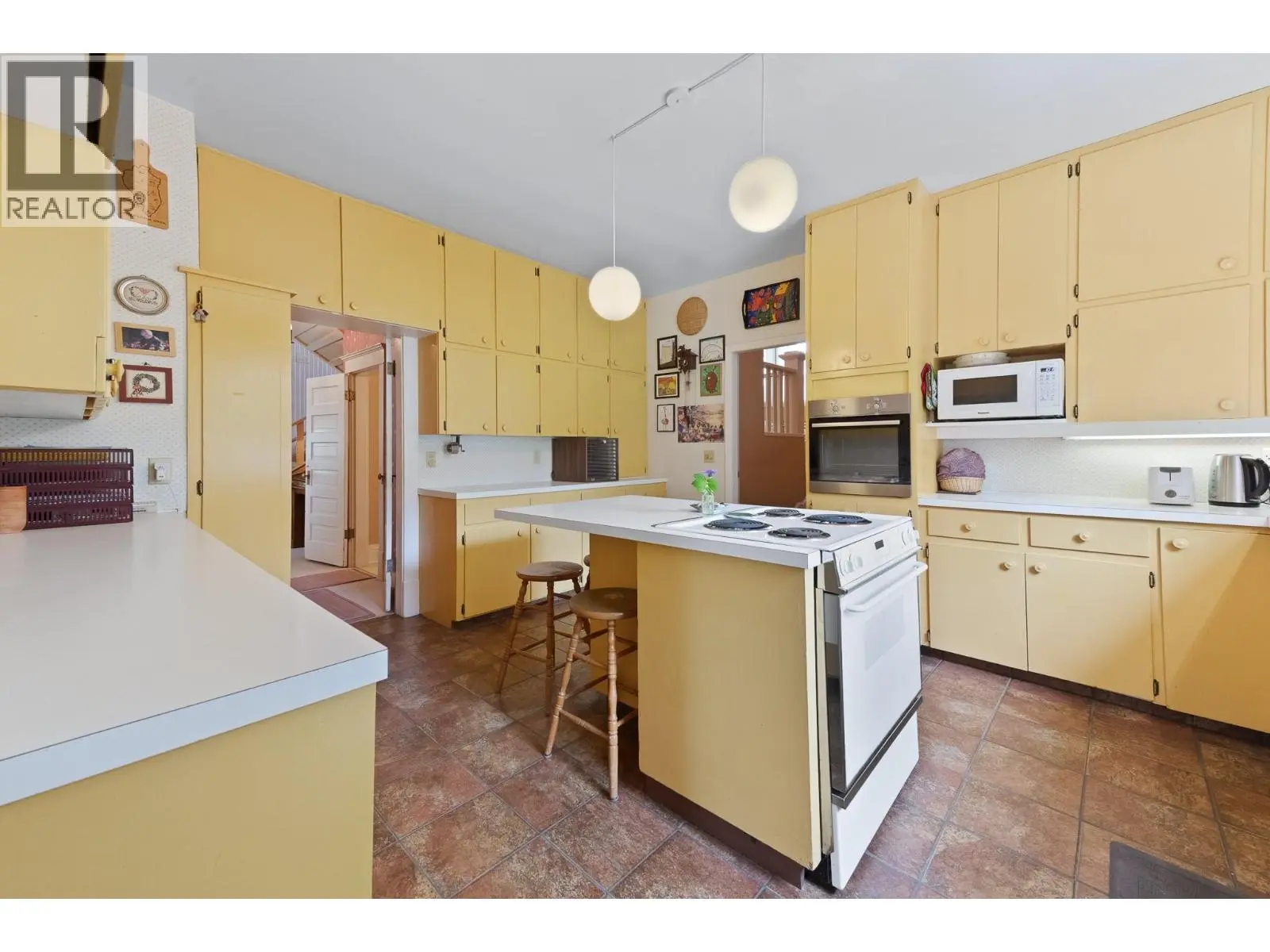 4852-4858 Lakeshore Road. Kelowna, British Columbia