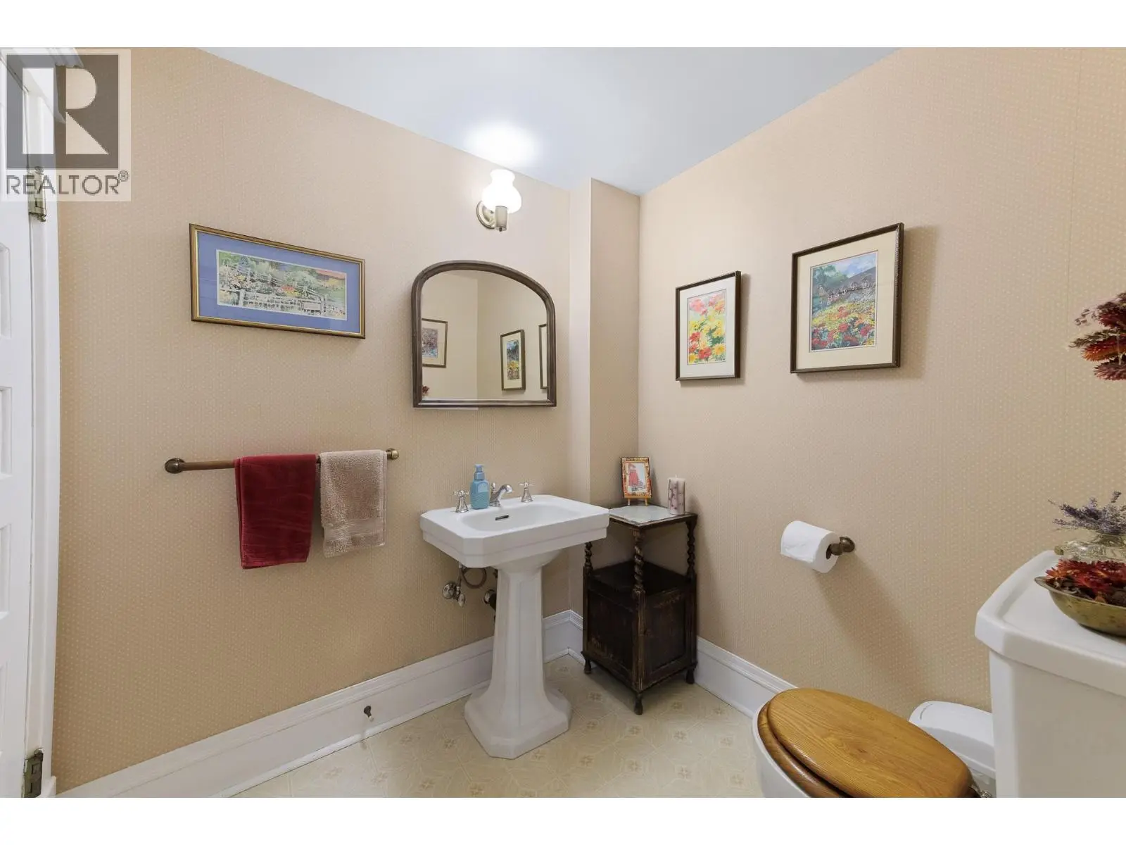 4852-4858 Lakeshore Road. Kelowna, British Columbia