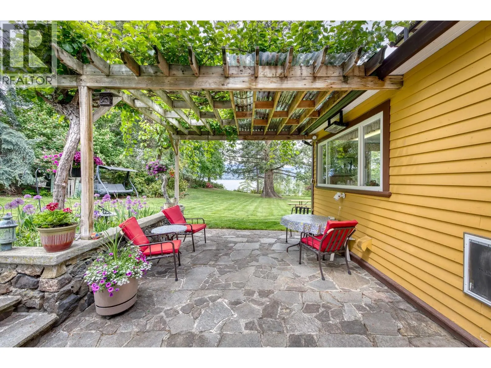 4852-4858 Lakeshore Road. Kelowna, British Columbia