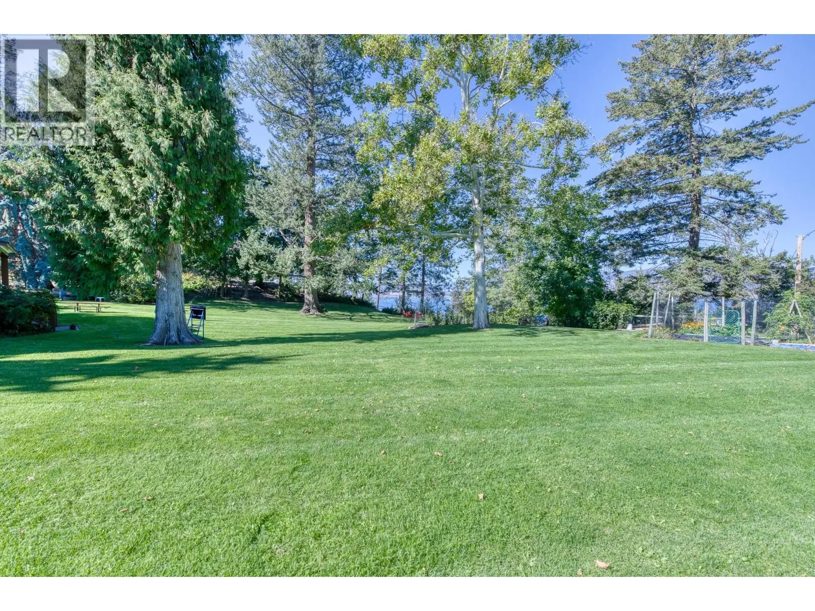4852-4858 Lakeshore Road. Kelowna, British Columbia