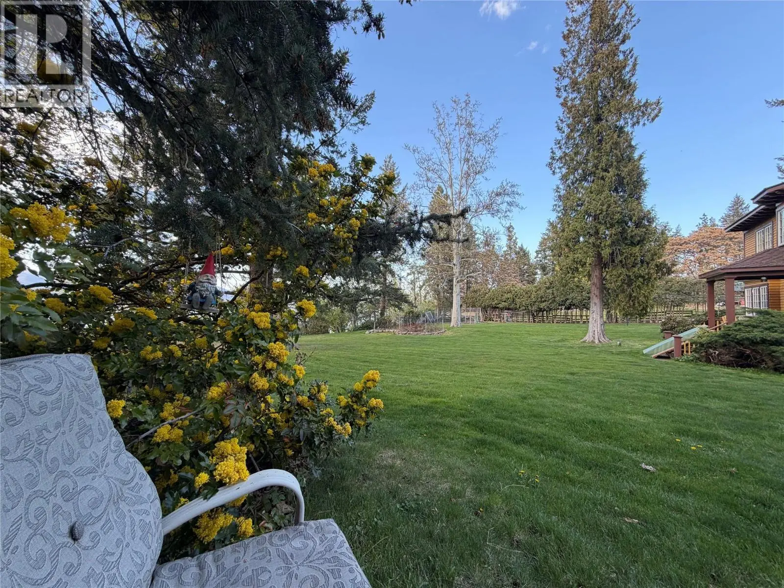 4852-4858 Lakeshore Road. Kelowna, British Columbia