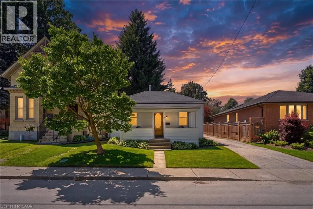 99 Victoria Street N, Woodstock