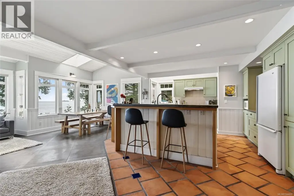 105 Island Park Dr, Galiano Island