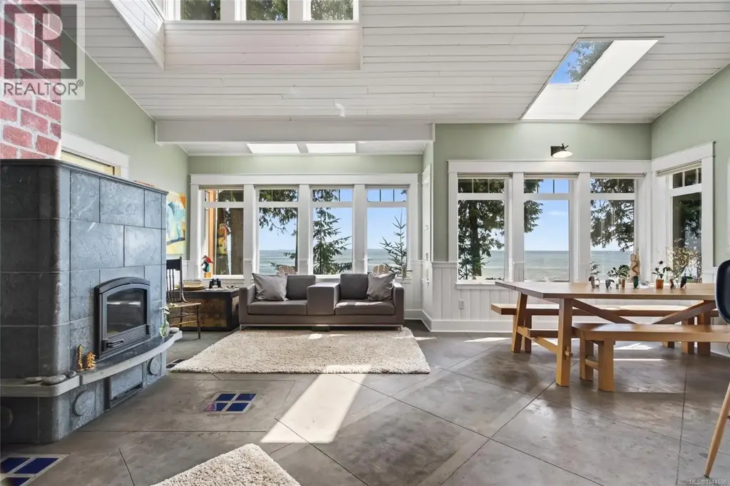 105 Island Park Dr, Galiano Island