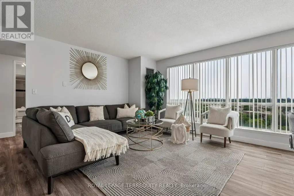 906 - 18 Lee Centre Drive, Toronto (Woburn)