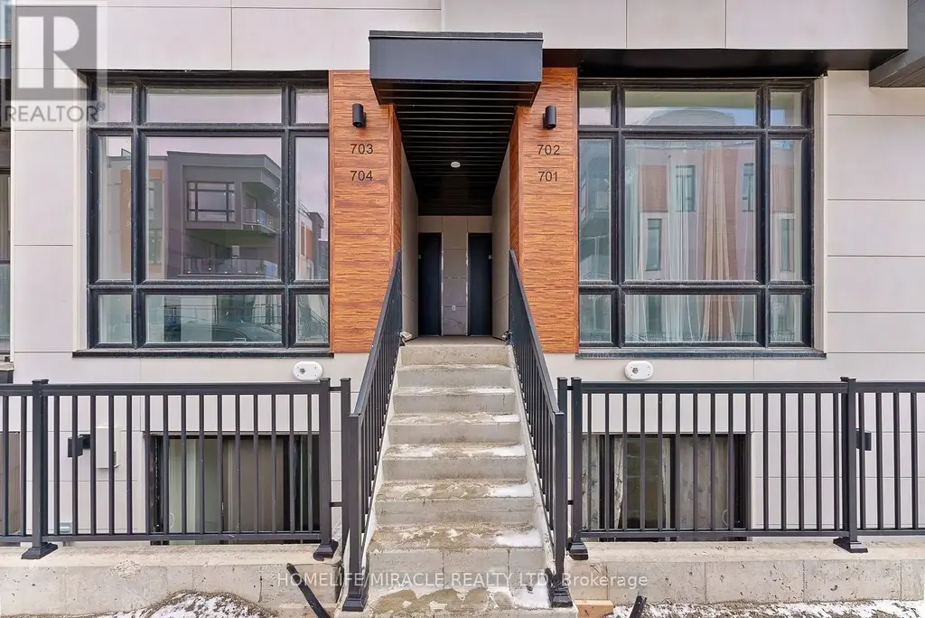 Th704 - 5 Steckley House Lane, Richmond Hill