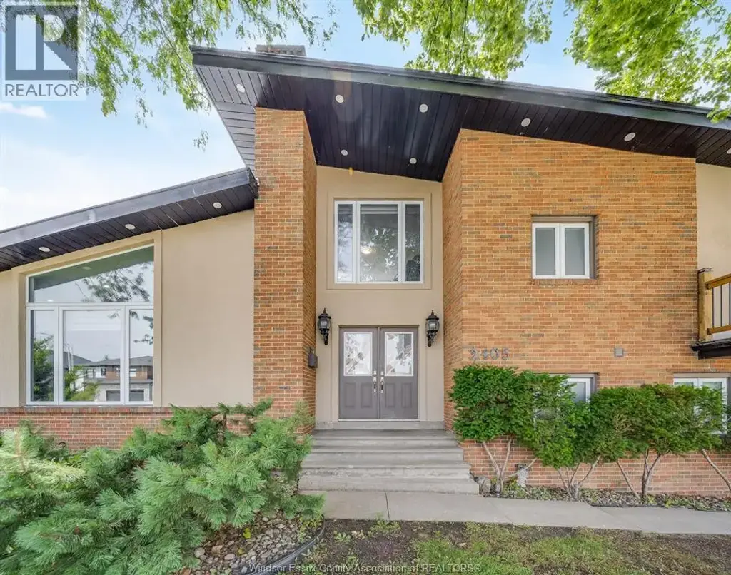 2405 Roxborough Boulevard, Windsor