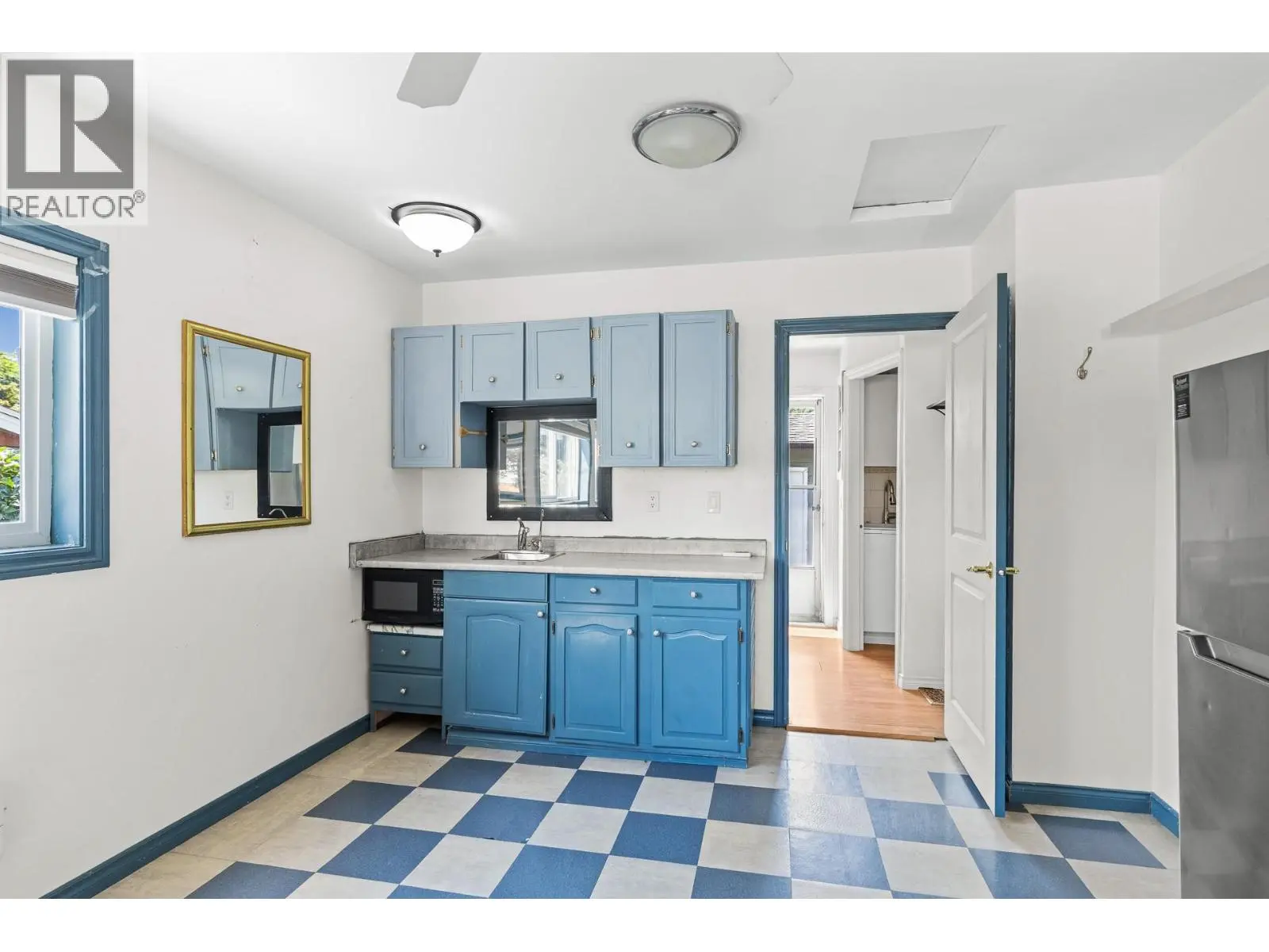 925 Sutherland Avenue. Kelowna, British Columbia