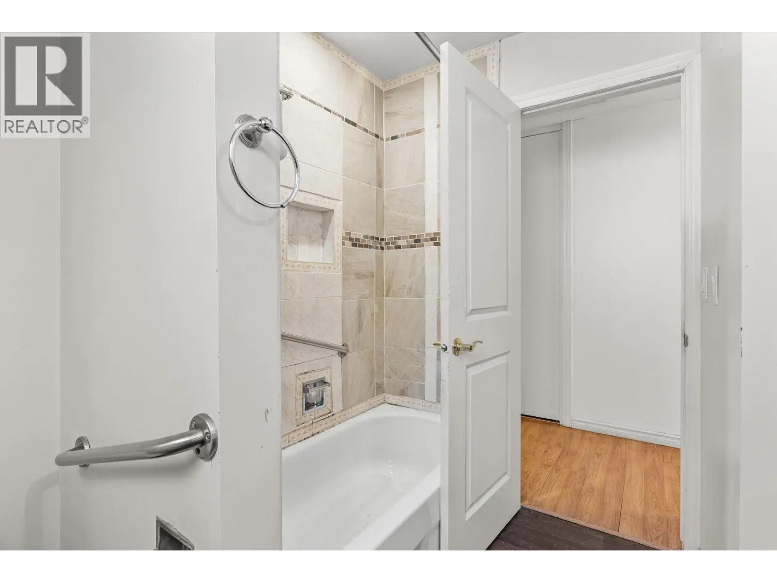 925 Sutherland Avenue. Kelowna, British Columbia