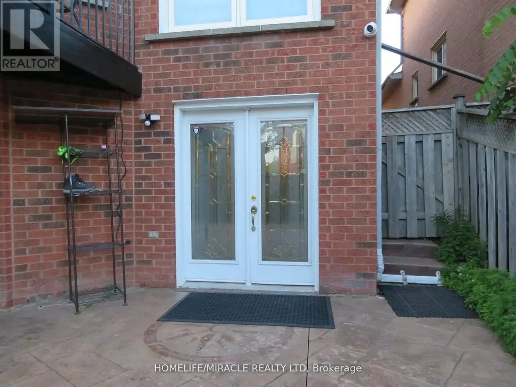 10 Pine Bough Manor, Richmond Hill (Devonsleigh)