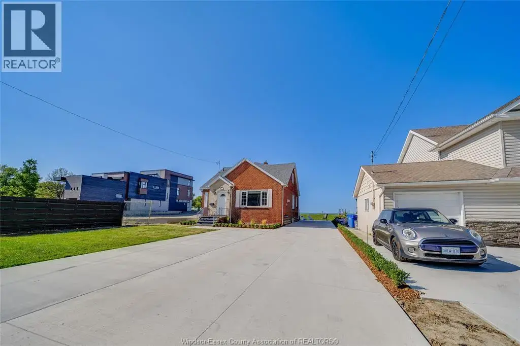 13902 Riverside Drive, Tecumseh