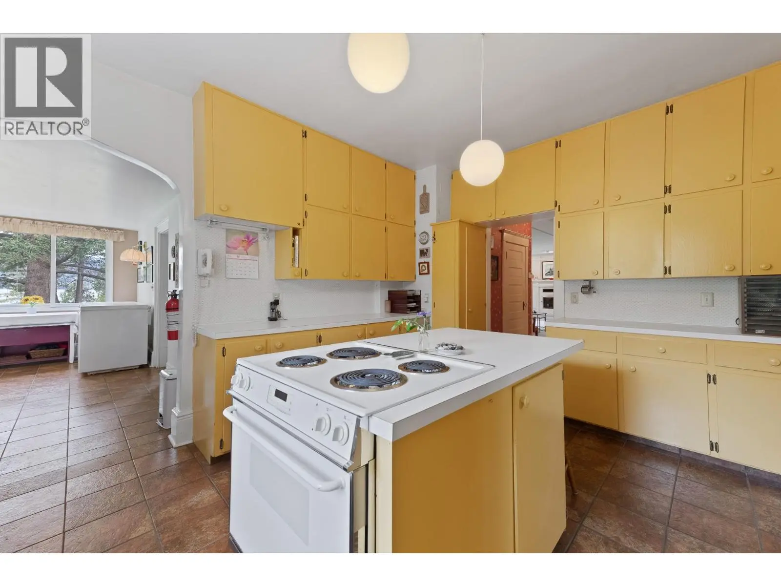 4852-4858 Lakeshore Road. Kelowna, British Columbia