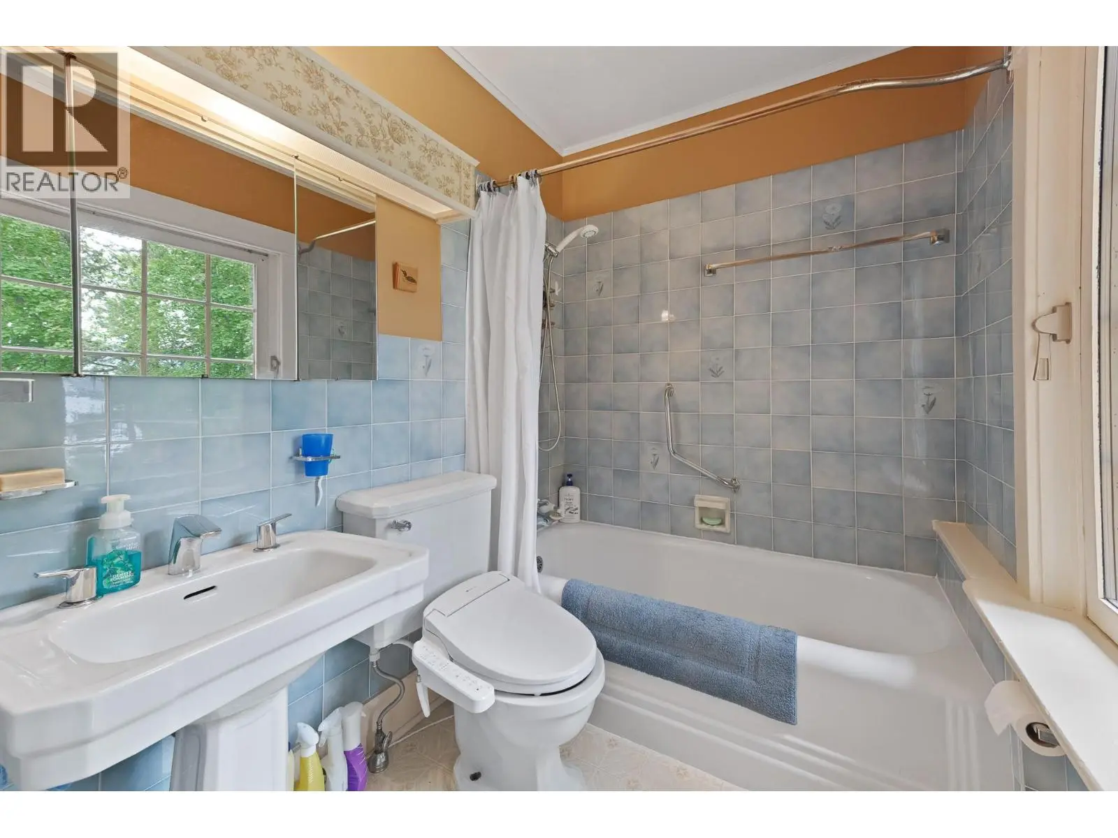 4852-4858 Lakeshore Road. Kelowna, British Columbia