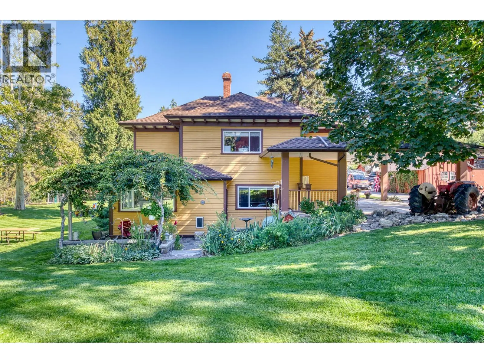 4852-4858 Lakeshore Road. Kelowna, British Columbia