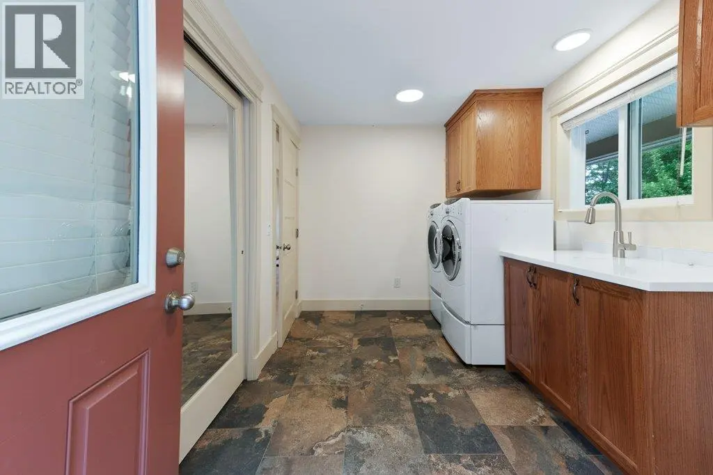 4852-4858 Lakeshore Road. Kelowna, British Columbia
