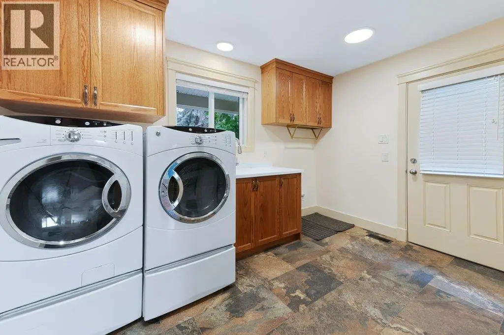 4852-4858 Lakeshore Road. Kelowna, British Columbia