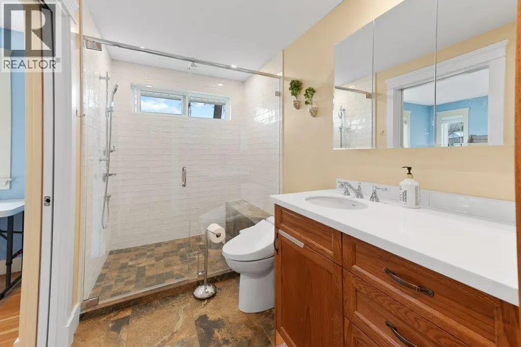 4852-4858 Lakeshore Road. Kelowna, British Columbia