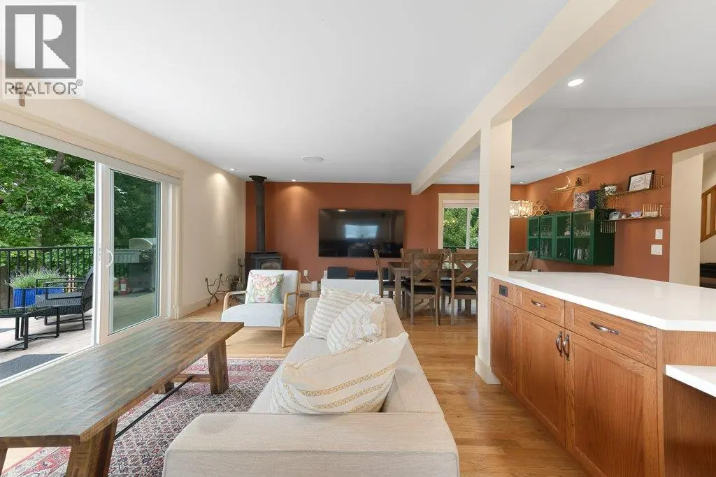 4852-4858 Lakeshore Road. Kelowna, British Columbia