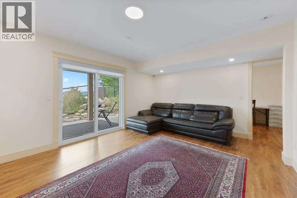 4852-4858 Lakeshore Road. Kelowna, British Columbia
