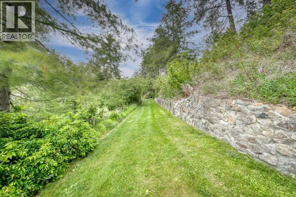 4852-4858 Lakeshore Road. Kelowna, British Columbia