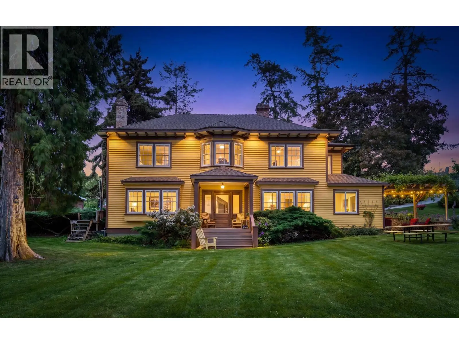 4852-4858 Lakeshore Road. Kelowna, British Columbia