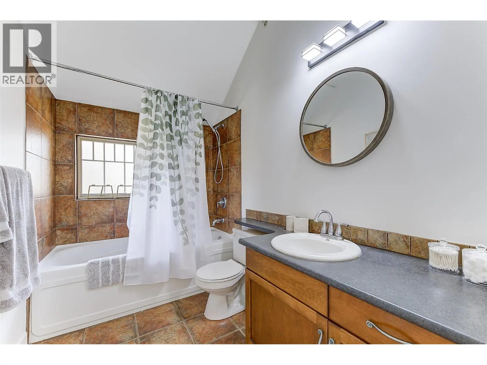 1795 Country Club Drive Unit# 204. Kelowna, British Columbia