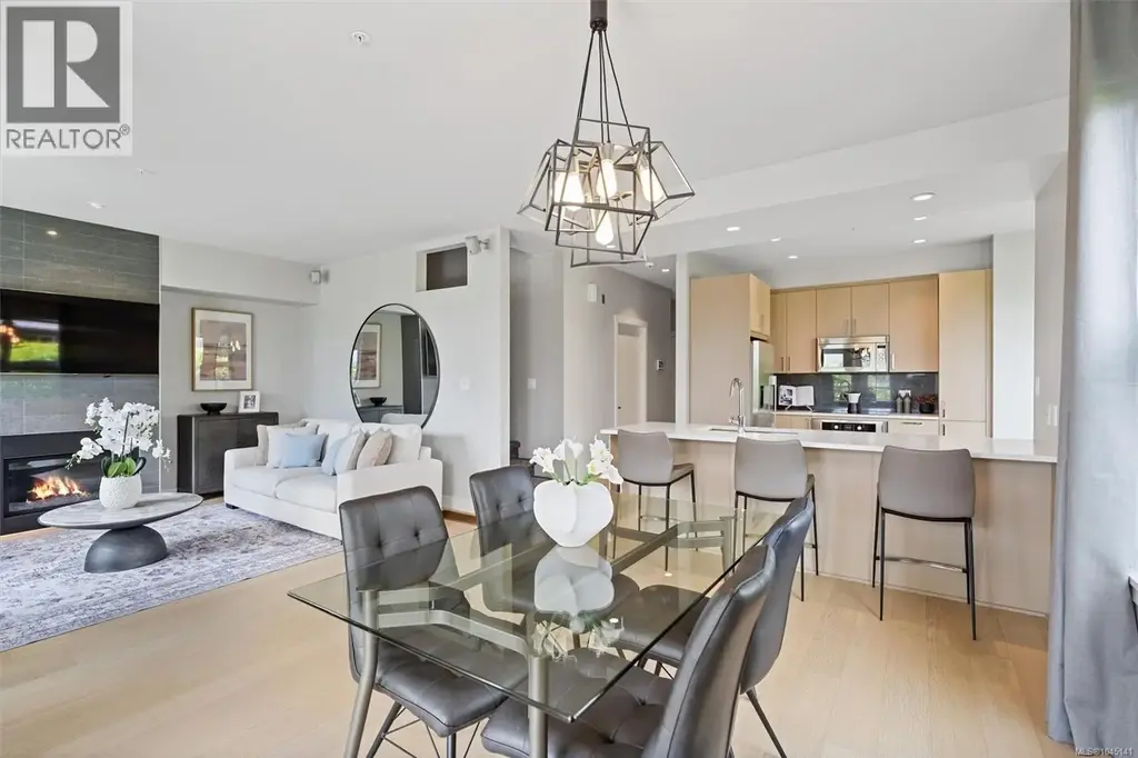 101 3916 Carey Rd, Saanich