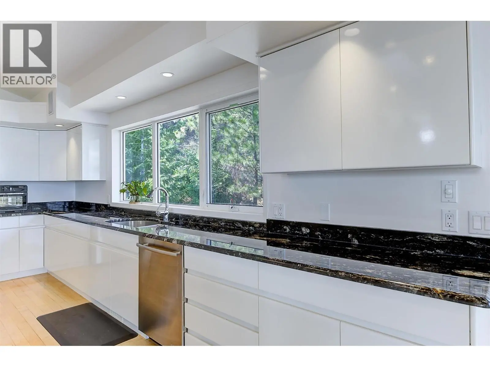 2296 Lillooet Crescent. Kelowna, British Columbia
