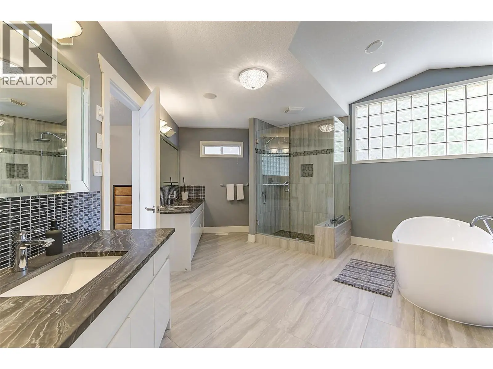 2296 Lillooet Crescent. Kelowna, British Columbia