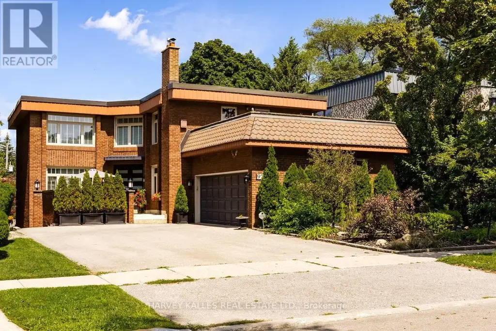 92 Prue Avenue, Toronto (Englemount-Lawrence)