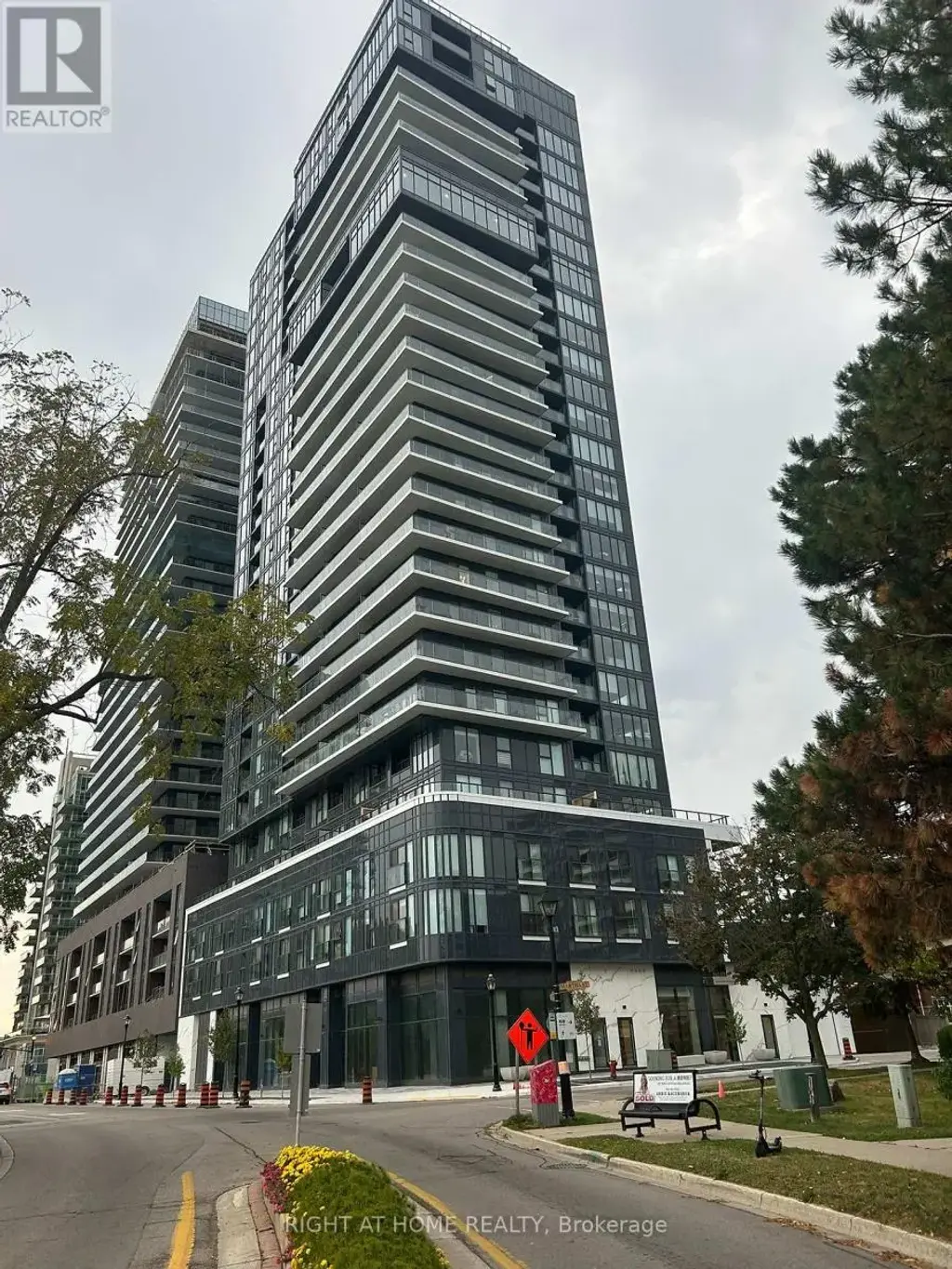 1902 - 370 Martha Street, Burlington (Brant)